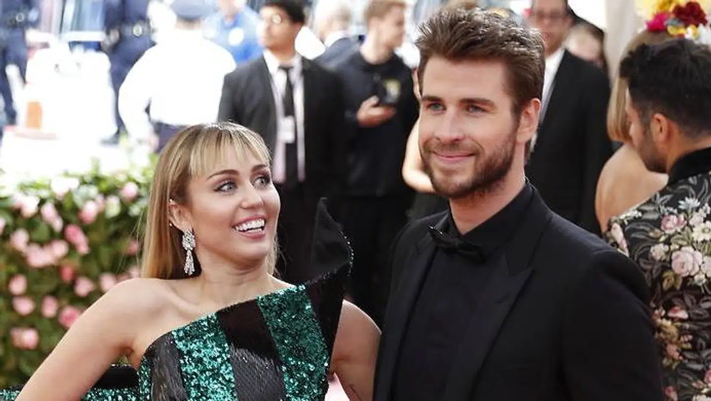 Miley Cyrus og Liam Hemsworth er her fotograferet sammen til dette års Met Galla.