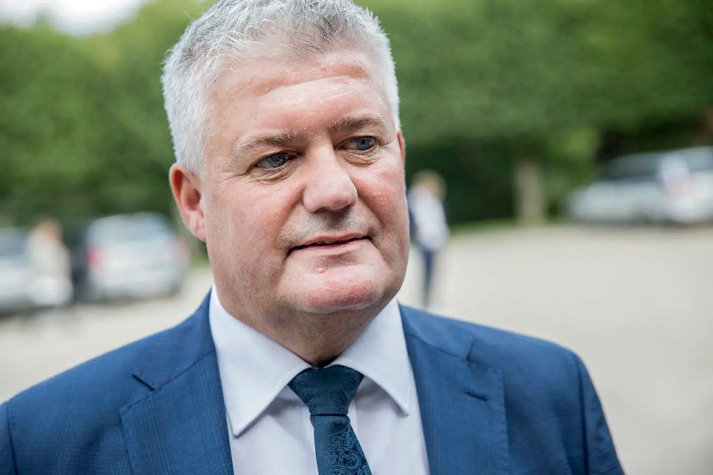 Silkeborgs borgmester, Steen Vindum, foran Sejs-Svejbæk, hvor Lars Larsen blev bisat torsdag.