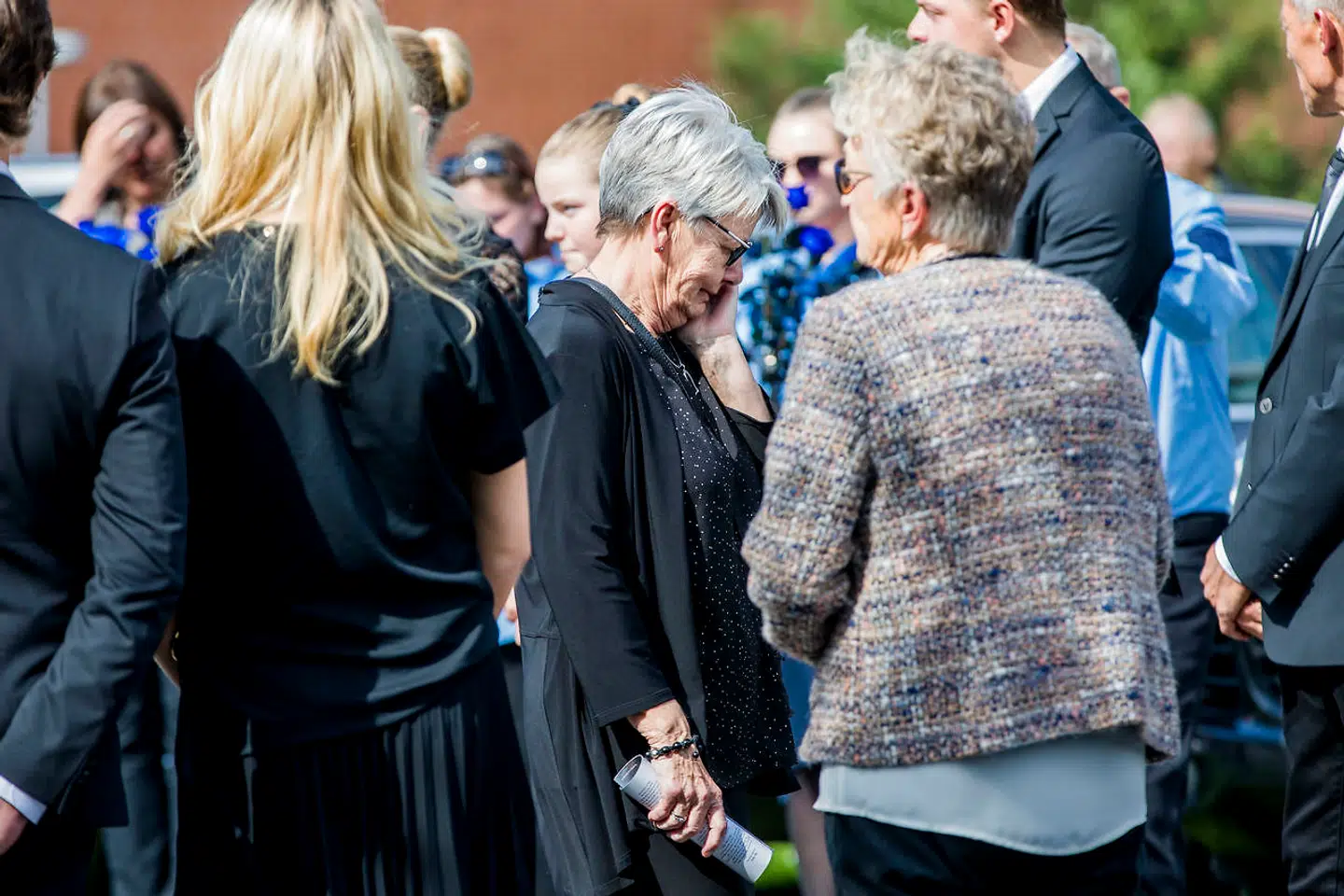 Lars Larsens hustru,, Kristine Brunsborg, var tydeligt berørt, da hun sagde farvel ved sin mands kiste torsdag eftermiddag.