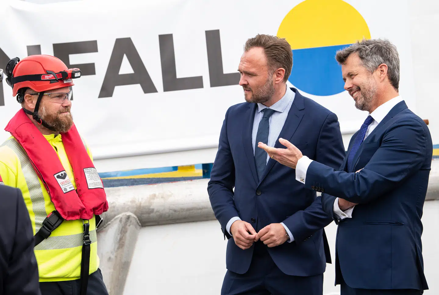 Servicetekniker ved Vattenfall Leo Pasgaard Cramon forklarer om det imponerende projekt for kronprins Frederik og klima, energi- og forsyningsminister Dan Jørgensen (S).