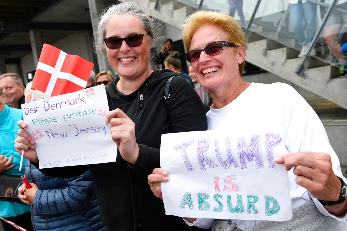 Opbakning fra USA til Danmark fra et par amerikanske turister i Hvide Sande.