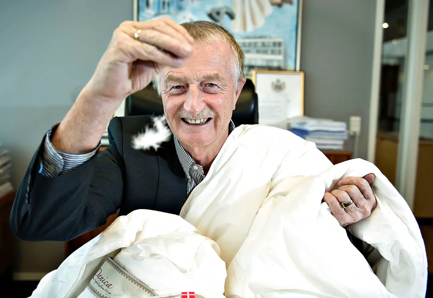 Den afdøde Jysk-stifter Lars Larsen blev torsdag bisat fra Sejs-Svejbæk kirke nær sit hjem.