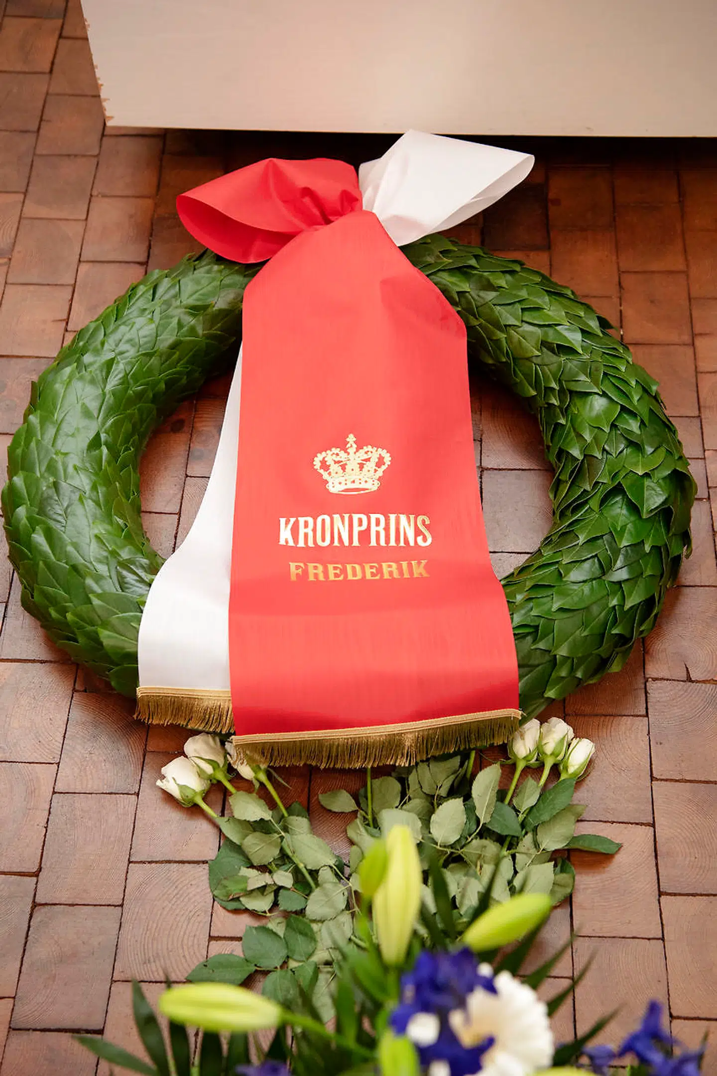 Kongehuset var ikke til stede ved bisættelsen, men kronprinsen havde sendt en krans.