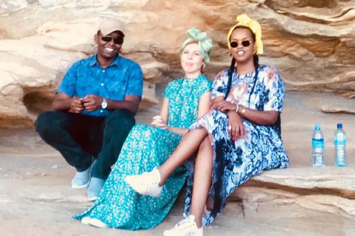 Carrie Symonds (i midten) sammen med sin veninde Ninco Ali under besøget i Somaliland.