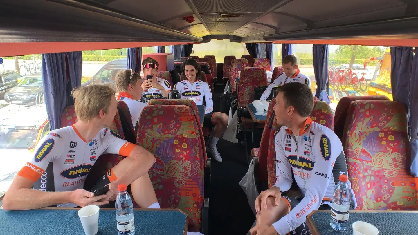 Holdet lader op i tourbussen inden dagens etape.