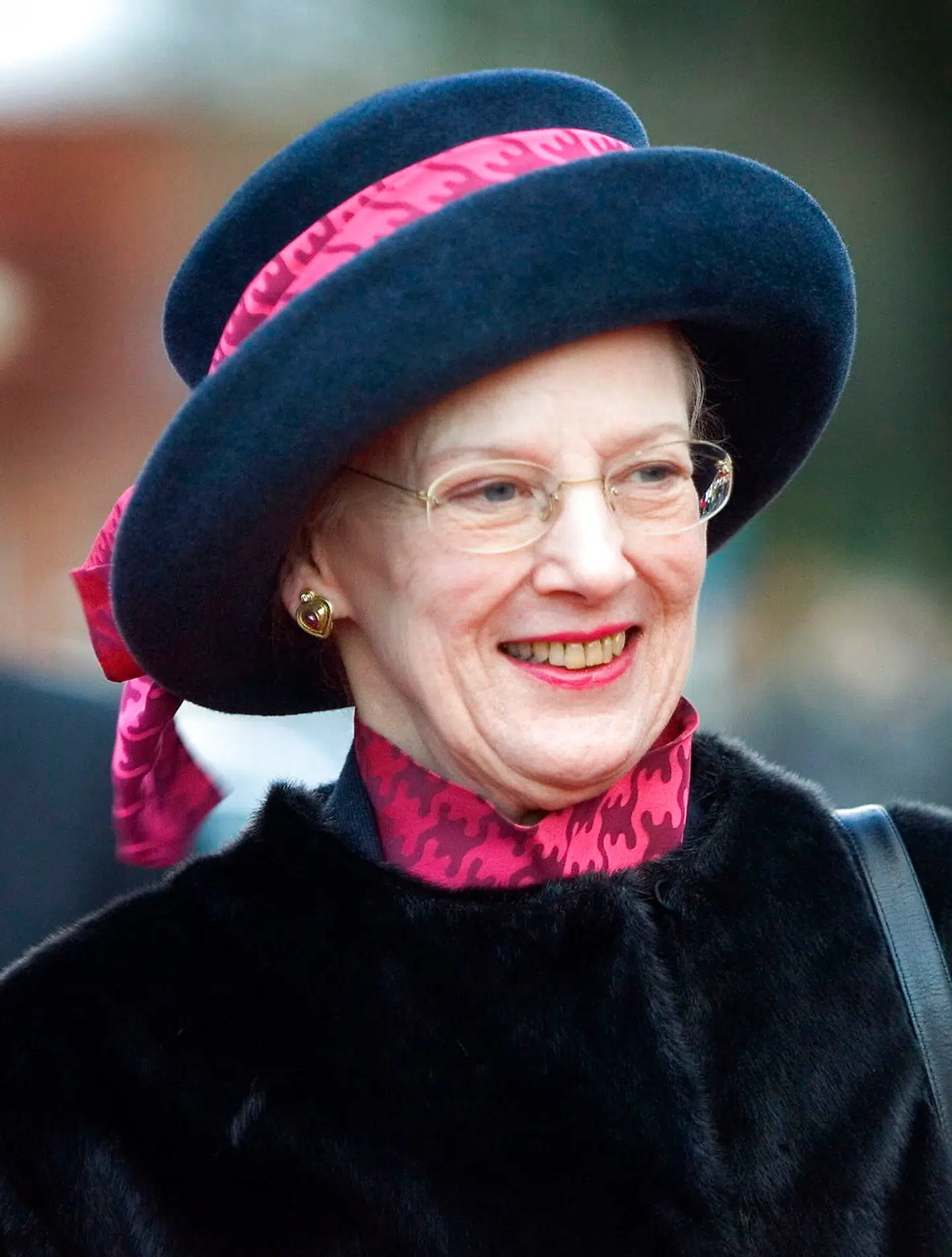 Det var prins Henrik, der først begyndte som kunde hos Lindberg. Men Dronningen fulgte hurtigt trop. Her ses hun med Lindberg-briller.