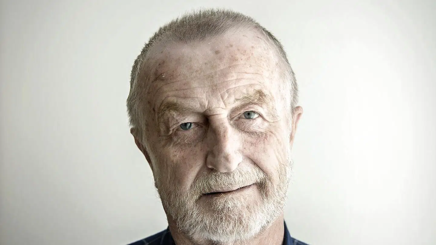 Dynekongen, Lars Larsen, sov ind i sit hjem i mandags.
