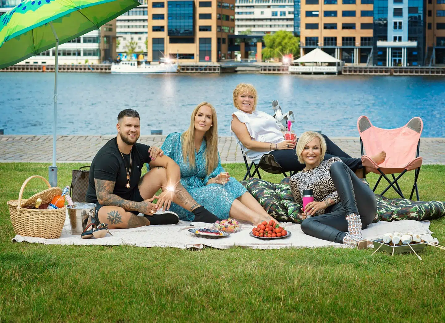 Familien fra Bryggen har premiere 22. august, og det er alle de samme hovedpersoner, fans kan glæde sig til at se. Fra højre ses Cengiz, Stephanie, Didde og Linse.