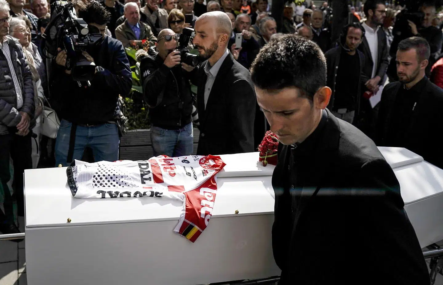 Tiesj Benoot (forrest) og Jelle Vanendert bærer Bjorg Lambrechts kiste.