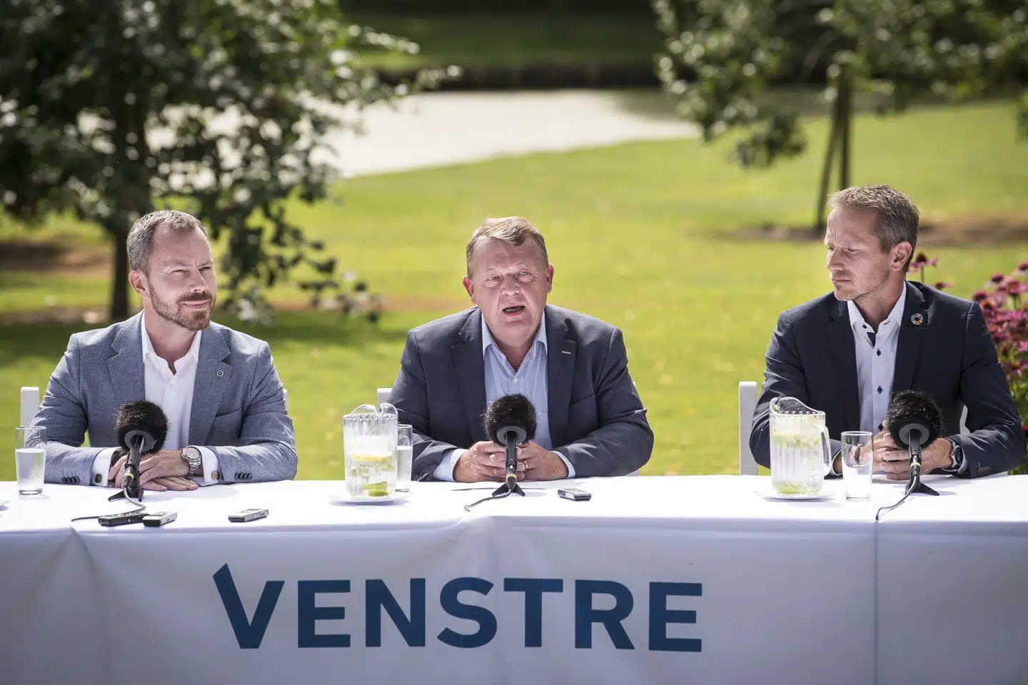 Formand Lars Løkke Rasmussen (i midten), næstformand Kristian Jensen (til højre) og politisk ordfører Jakob Ellemann-Jensen (til venstre) under Venstres pressemøde i forbindelse med partiets sommergruppemøde på Kragerup Gods 9. august. Her blev krisen i Venstre udstillet. Mads Claus Rasmussen/Ritzau Scanpix