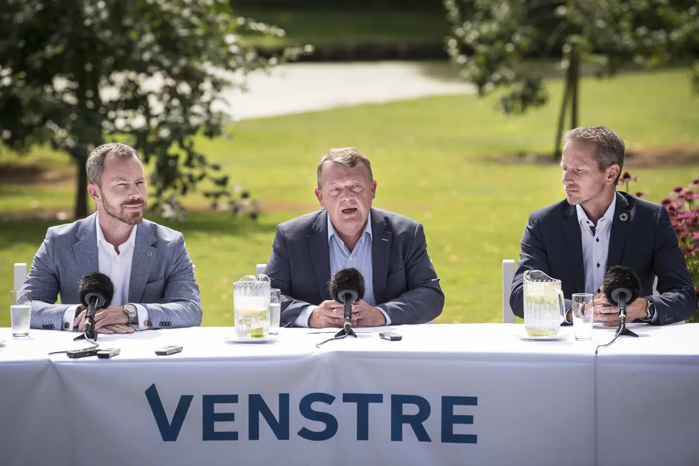 Formand Lars Løkke Rasmussen (i midten), næstformand Kristian Jensen (til højre) og politisk ordfører Jakob Ellemann-Jensen (til venstre) under Venstres pressemøde i forbindelse med partiets sommergruppemøde på Kragerup Gods 9. august. Her blev krisen i Venstre udstillet. Mads Claus Rasmussen/Ritzau Scanpix