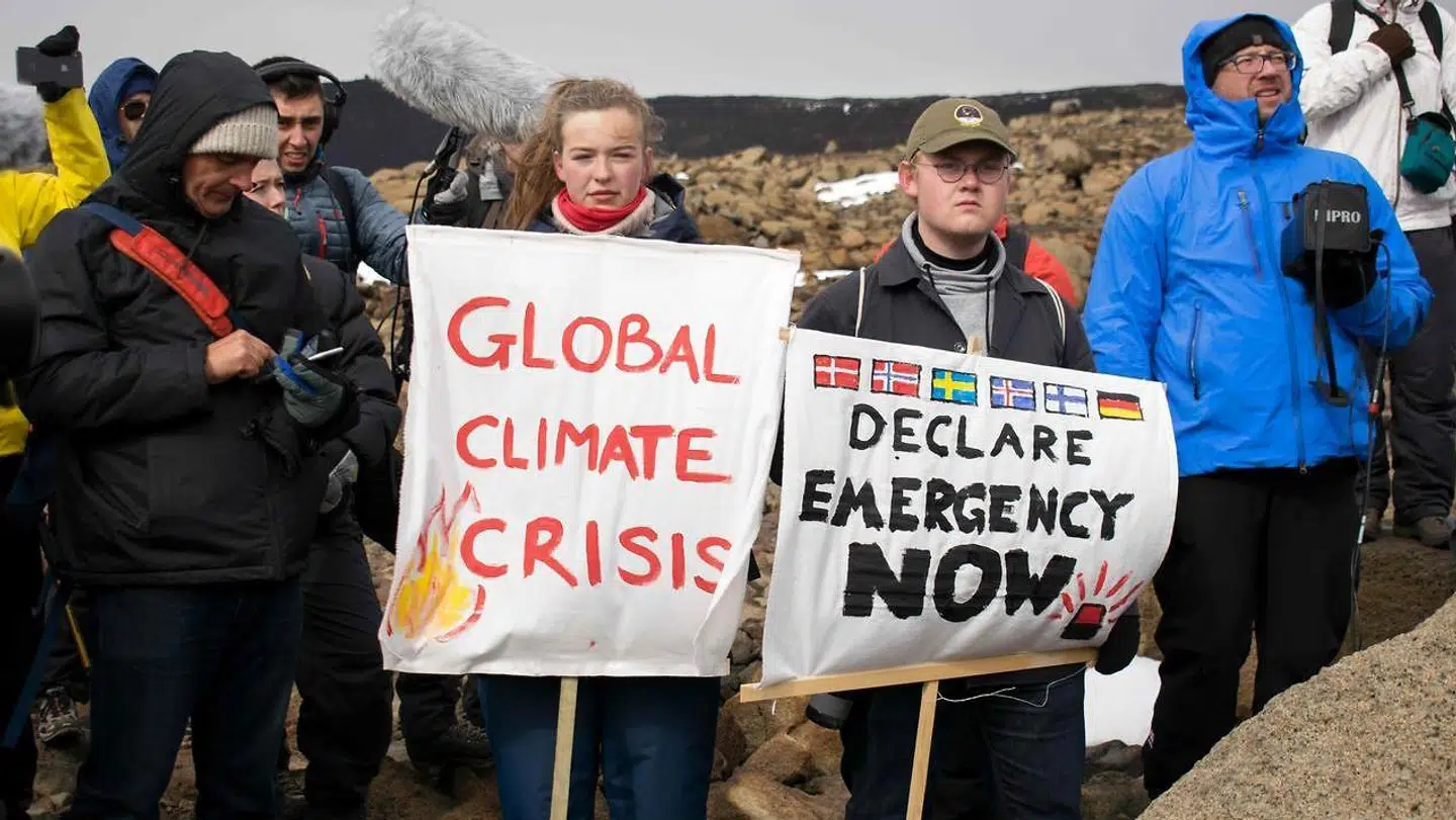 Der blev afholdt demonstration i forbindelse med begravelsen af gletsjeren.