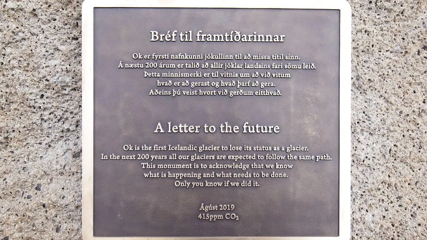 Mindetavlen i forbindelse med begravelsen af Ok.