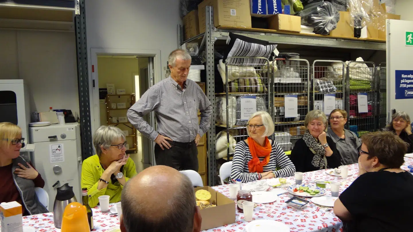 Der blev holdt tale ved Kirstens 70 års fødselsdag. Til bords er nye og gamle kollegaer, heriblandt Lars Larsens kone Kristine.