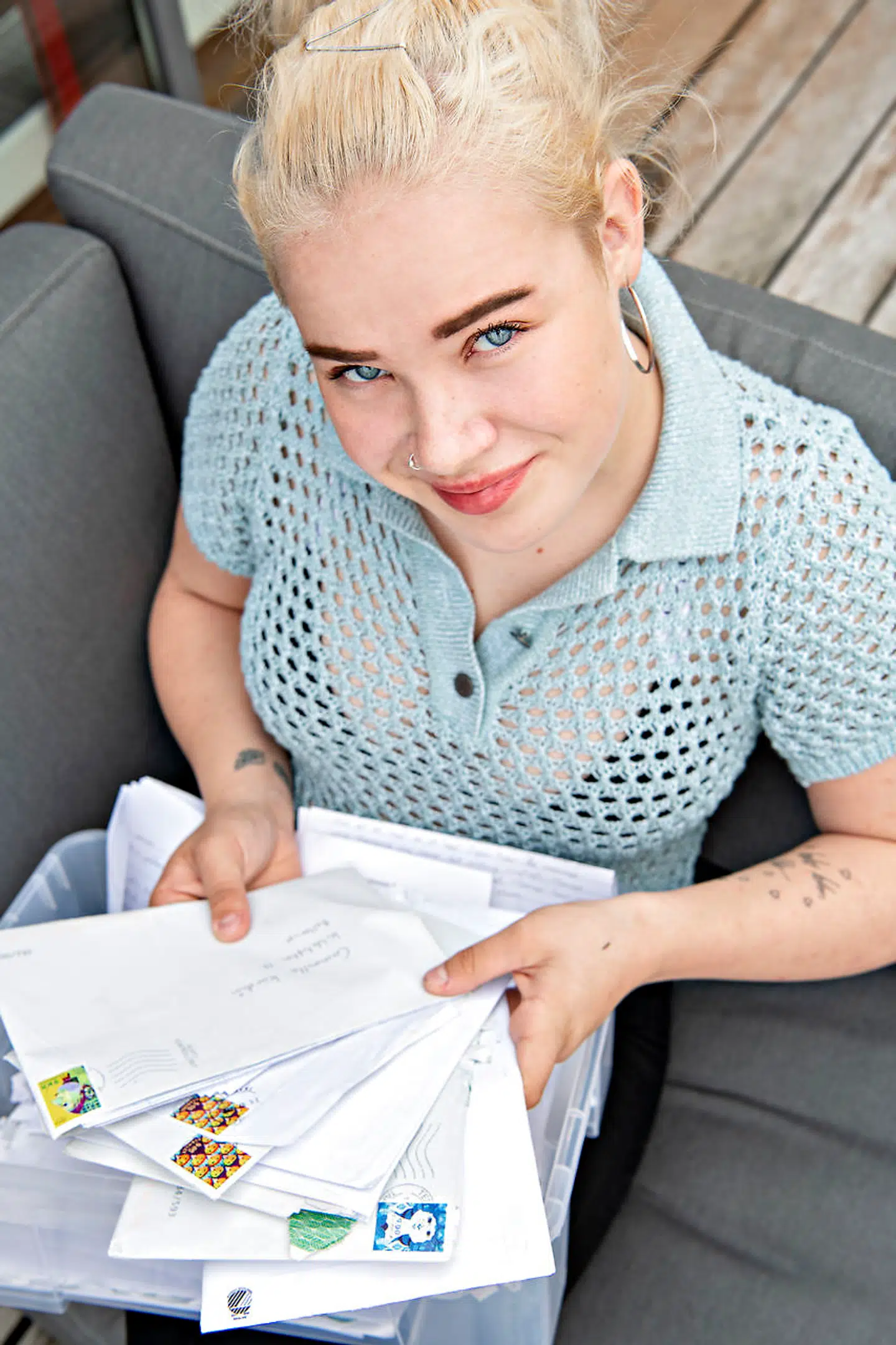 18-årige Cammilla Kürstein viser de mange breve, hun i løbet af de sidste to år har fået tilsendt af den livstidsdømte morder Peter Madsen.