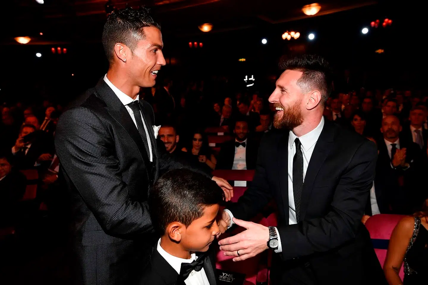 Ronaldo og Messi - ikke mere rivaler, end at de smiler, når de hilser.