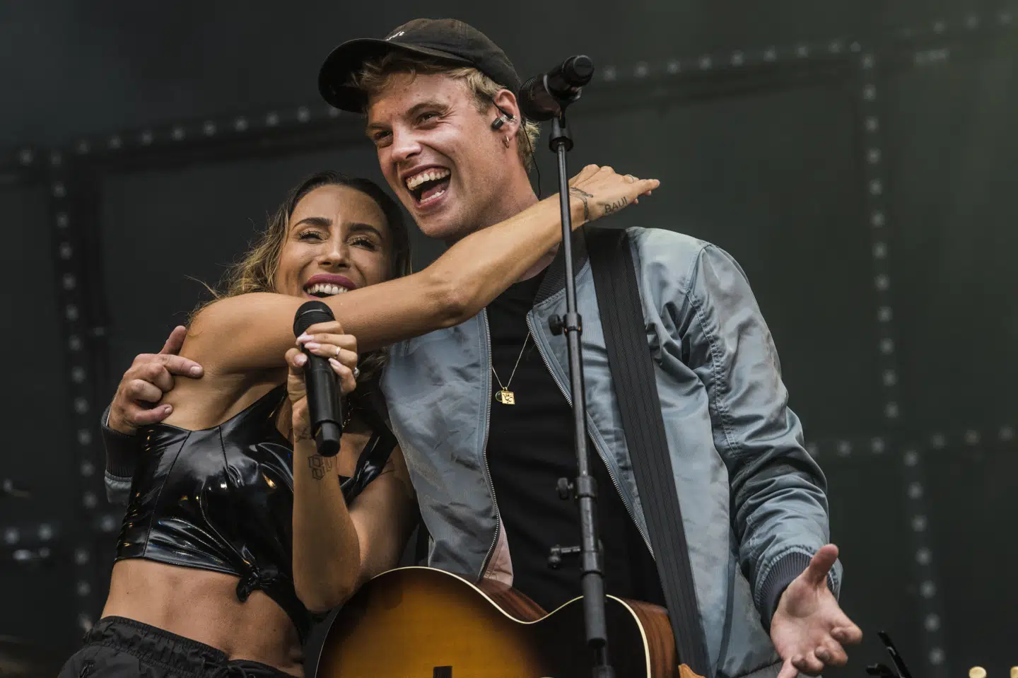 Da Medina den 7. august gav koncert på Stjernescenen på årets Smukfest, fik hun besøg af Hjalmer. Sammen sang de deres fælles hit, Folk som os. Helle Arensbak/Ritzau Scanpix