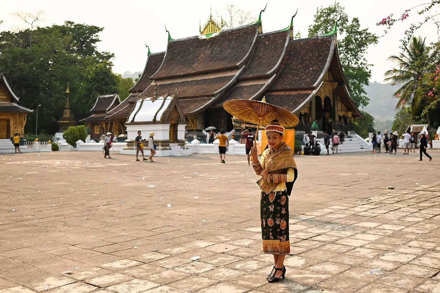 Turismen er de senere år steget kraftigt i det sydøstasiatiske land Laos. Her ses et billede fra april fra byen Luang Prabang, der er en populær turistdestination i den nordlige del af landet. En bus er natten til tirsdag dansk tid kørt galt på vej til byen. Manan Vatsyayana/Ritzau Scanpix