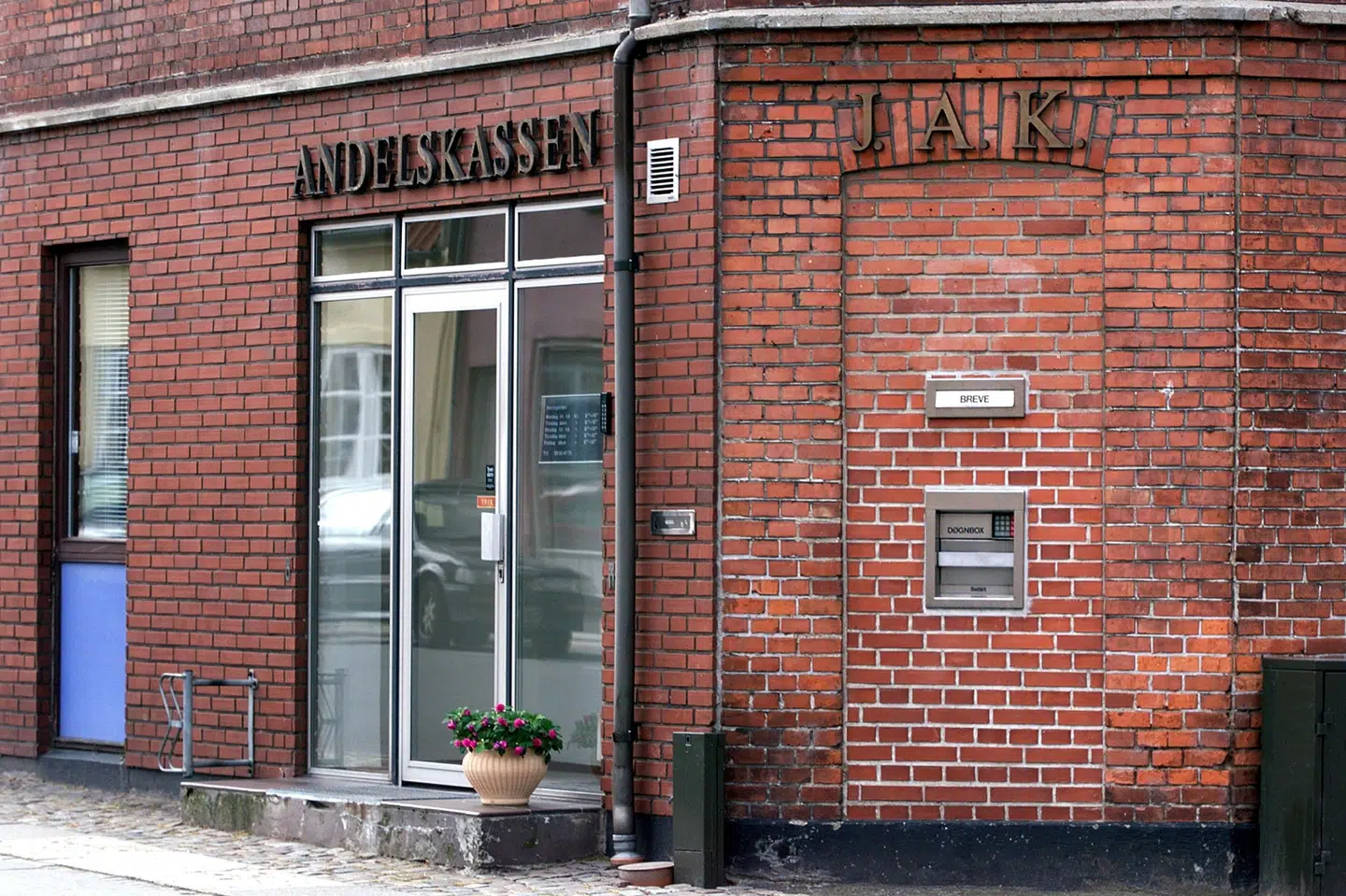 Andelskassen J.A.K. Slagelse måtte dreje nøglen om i 2015. Efter en advokatundersøgelse kræver et statsligt selskab nu 1,8 millioner kroner af den tidligere direktør og den tidligere formand for bestyrelsen. De to optrådte uforsvarligt i to låneengagementer, hævdes det. (Arkivfoto) Søren Steffen/Ritzau Scanpix