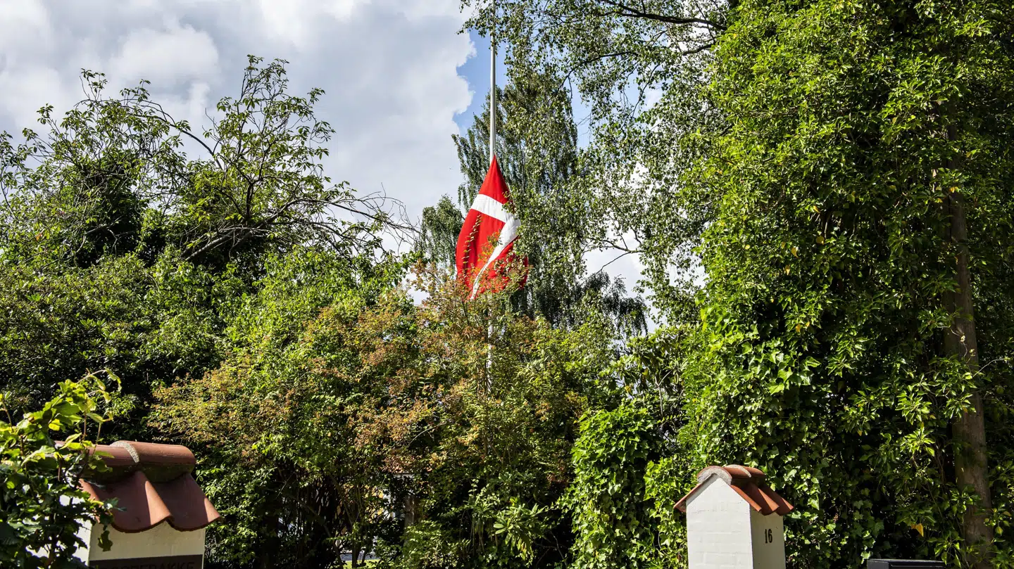 Flaget i familiens have ved pragtvillaen i Sejs-Svejbæk ved Silkeborg gik på halv stang mandag morgen.