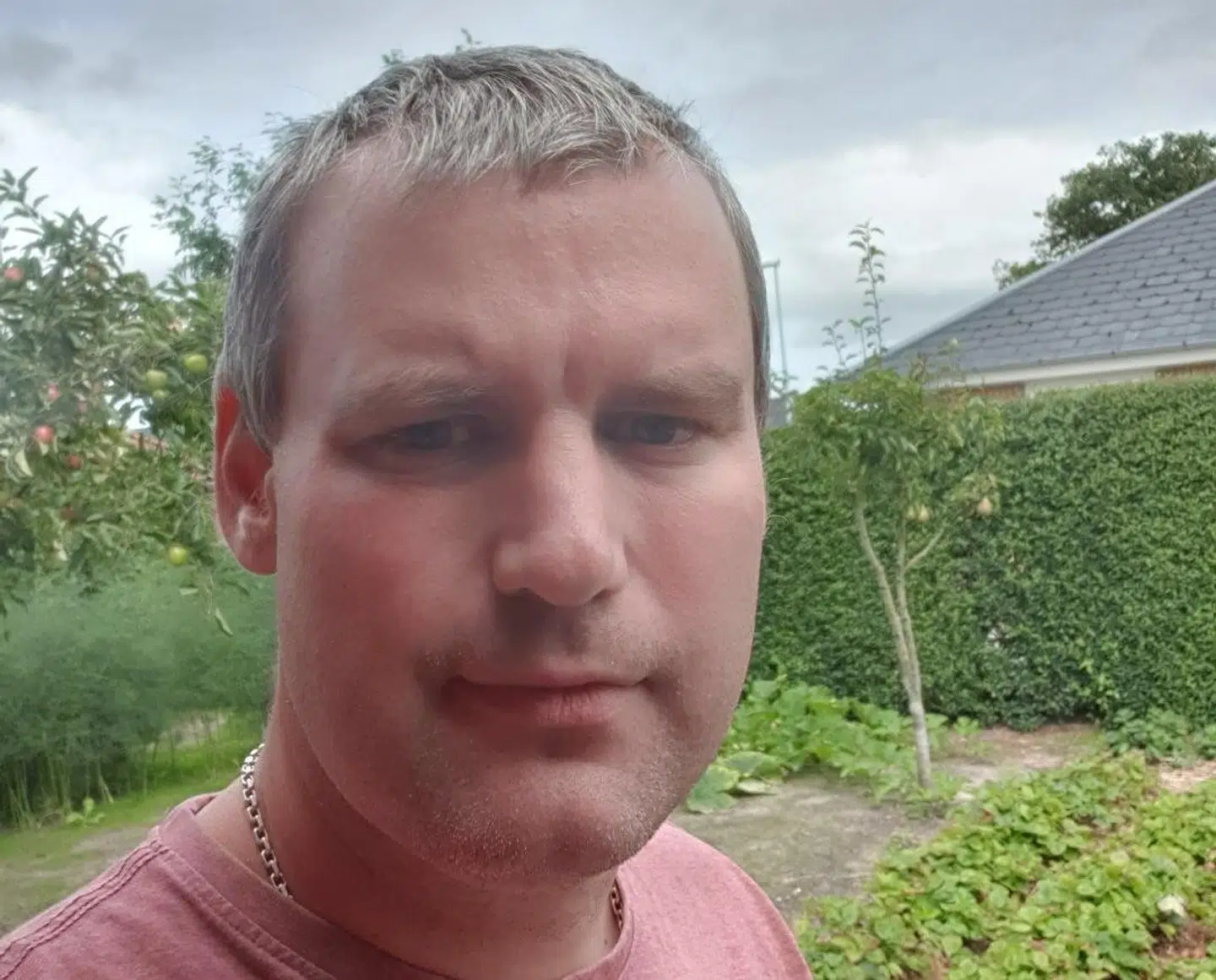 Kristian Gerken oplevede i rekordsommeren 2018 flere køer og kvier, som var spændt fast til et traktordæk på en mark uden vand og skygge. Dyrene led, men politiet ville intet gøre.