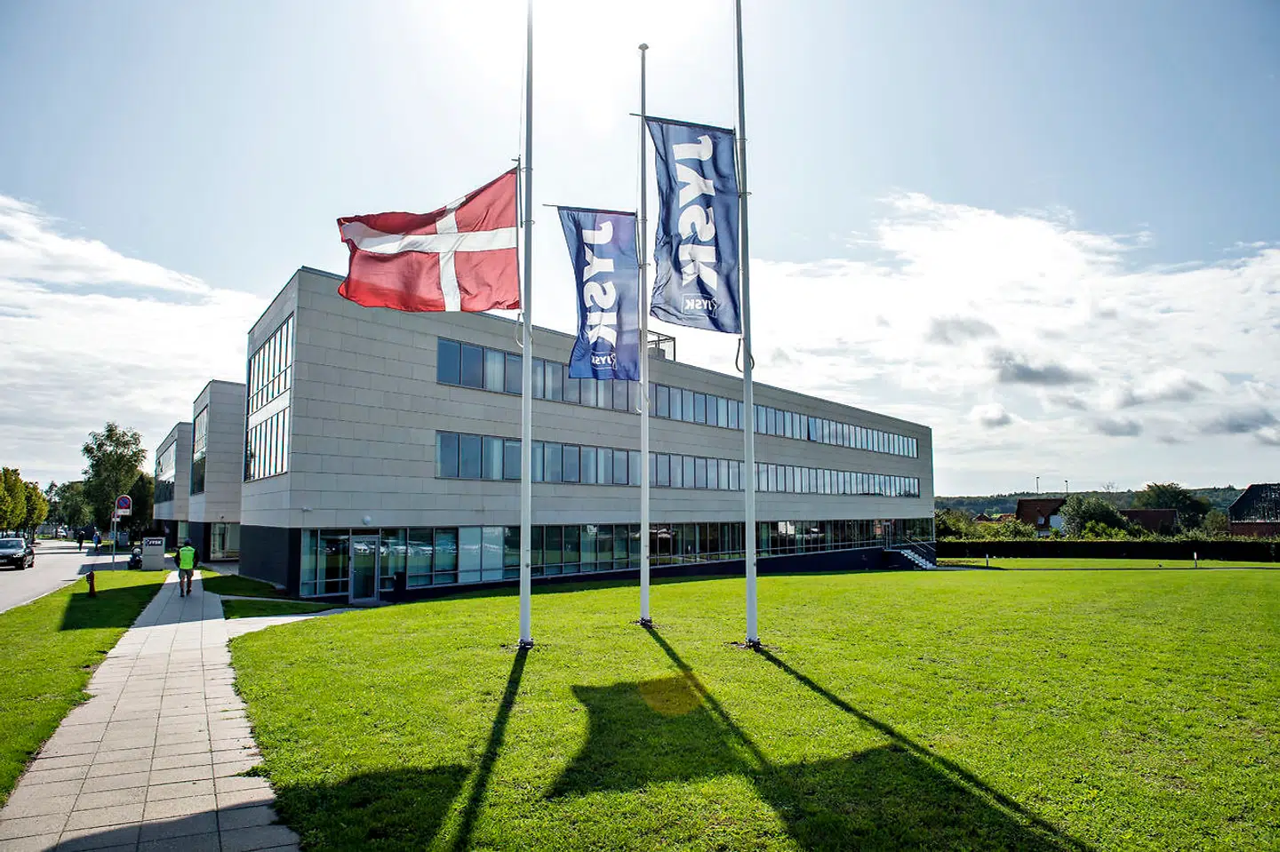 Der flages på halv hos Jysk mandag den 19. august, efter at Lars Larsen stille er sovet ind.