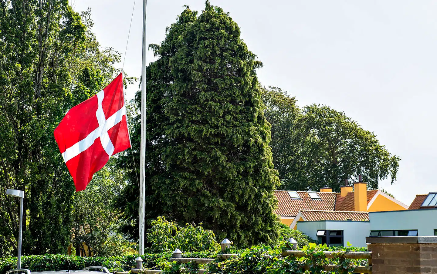 Mandag gik flaget på halv foran Lars Larsens hus i Silkeborg.
