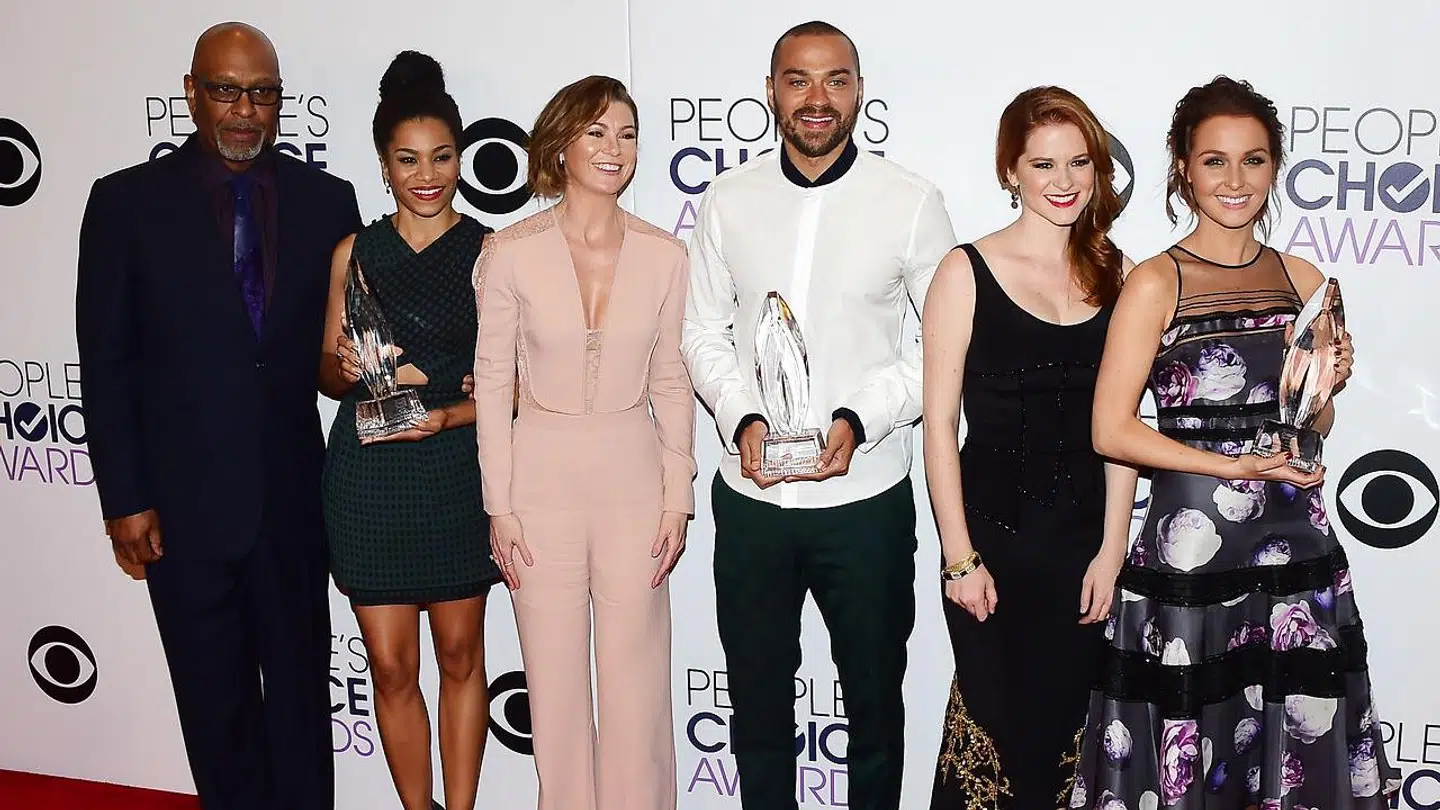 Flere af skuespillerne bag Grey's Anatomy til Peoples Choice Award i Los Angeles, Californien. Camilla Luddington er til højre.