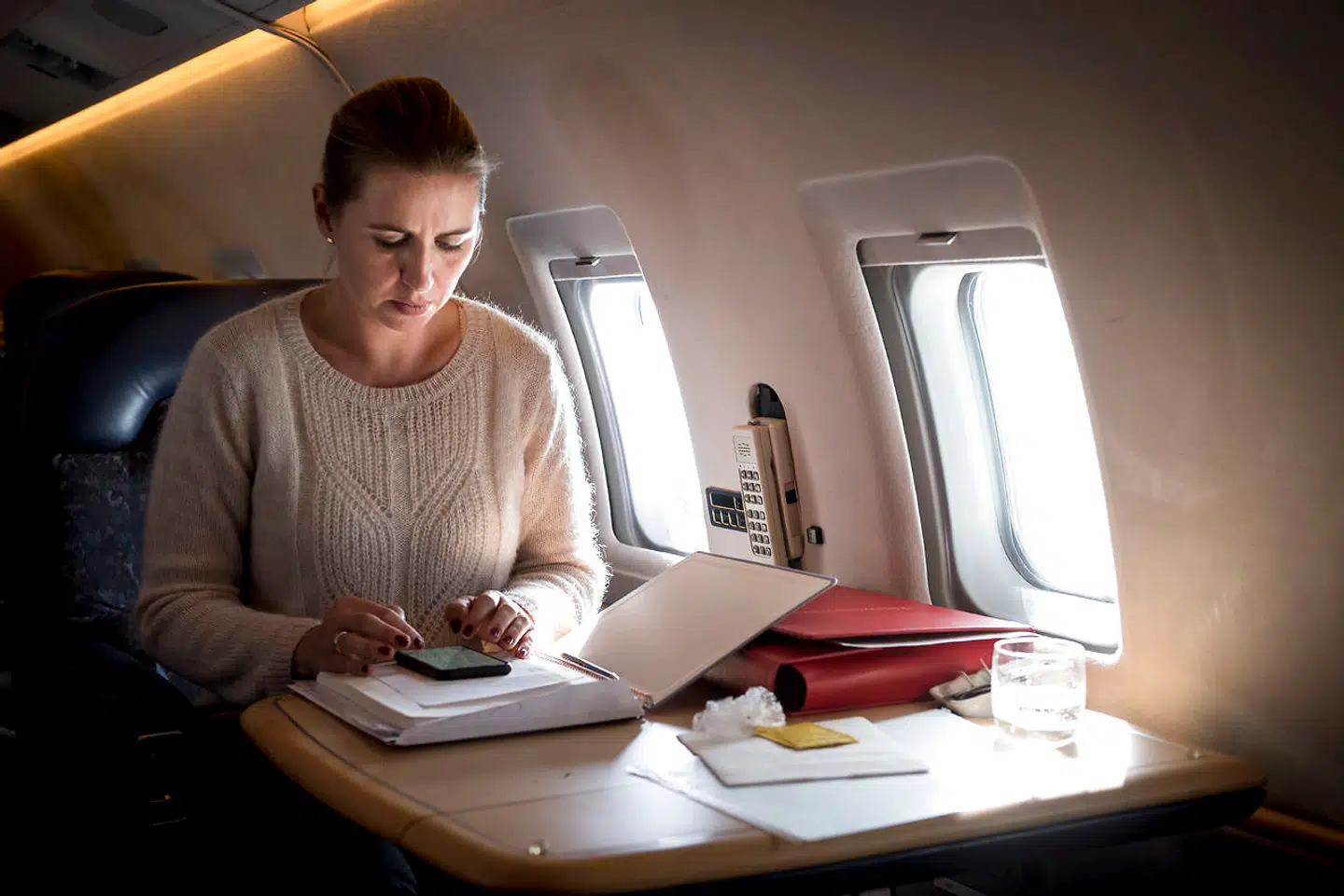 Statsminister Mette Frederiksen forbereder sig i flyet, inden hun indleder sit todages besøg i Grønland, søndag den 18. august 2019. Under besøget i Grønland mødes statsministeren bl.a. med formand for Naalakkersuisut Kim Kielsen og øvrige medlemmer af Naalakkersuisut, repræsentanter for arbejdsmarkedsorganisationer og virksomheder samt Arktisk Kommando. (Foto: Mads Claus Rasmussen/Scanpix 2019)