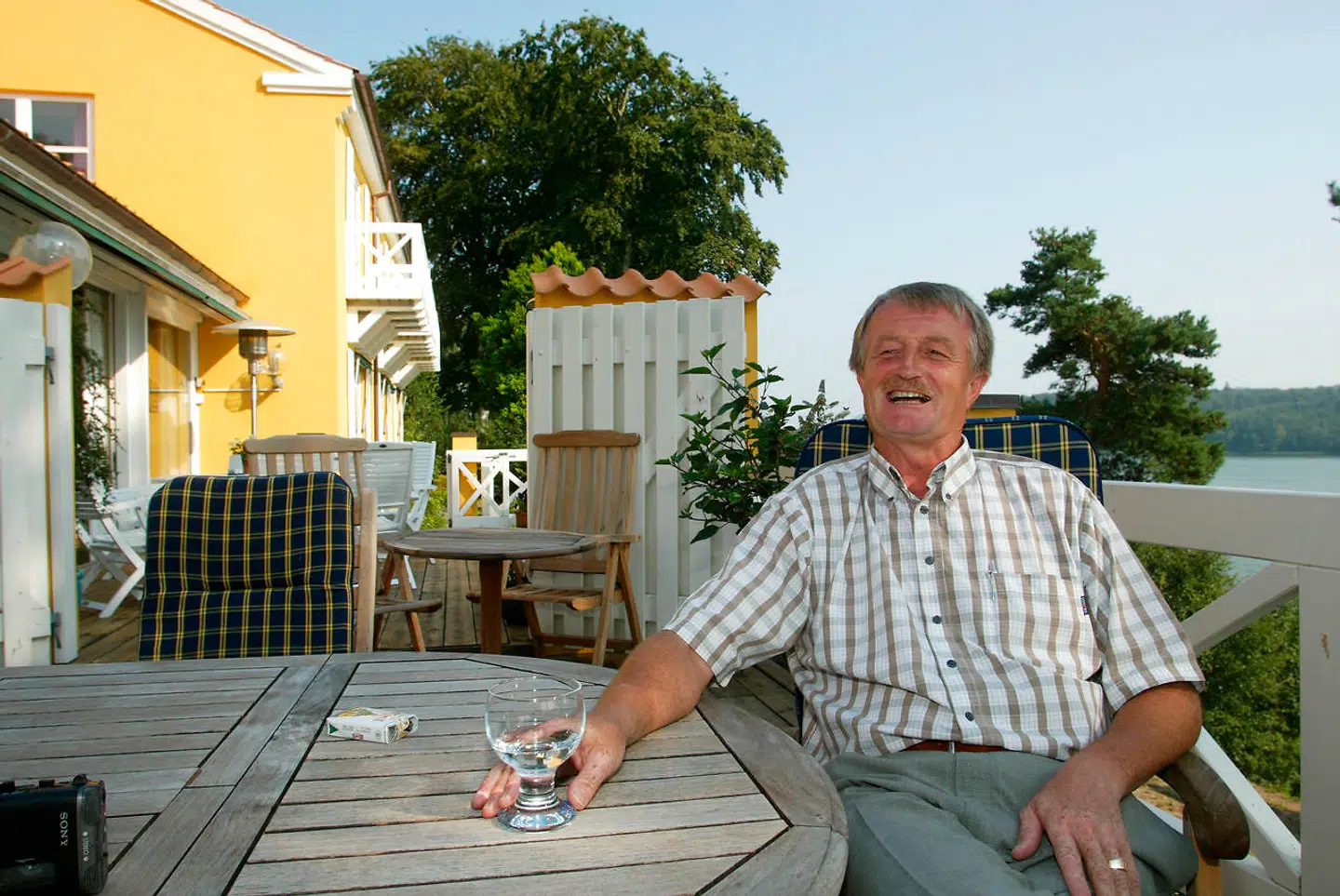 Lars Larsen, Jysk Sengetøjslager ved sit hjem i Sejs ved Silkeborg med Silkeborgsøerne som nabo. (foto ernst van norde/BT)