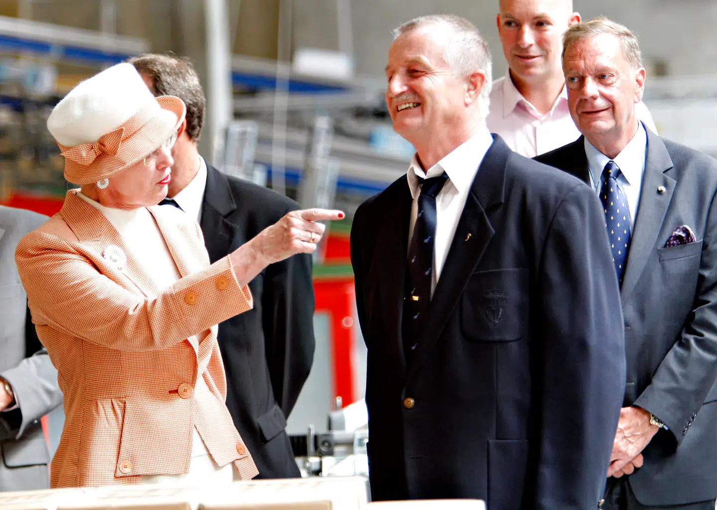 Dronning Margrethe ses her med Lars Larsen, da hun og prins Henrik besøgte Jysks dengang nye store domicil ved Uldum.