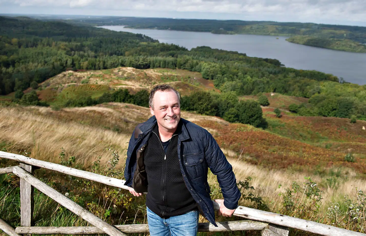 Tv-værten Peter Ingemann bor i Ry ved Himmelbjerget. Her ved tårnet på toppen af Himmelbjerget med Silkeborgsøerne i baggrunden.