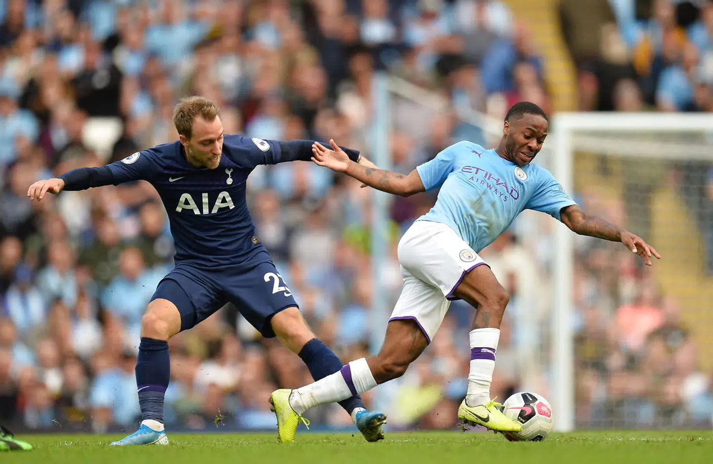 Christian Eriksen i duel med Manchester Citys Raheem Sterling (tv.) i lørdagens topbrag.