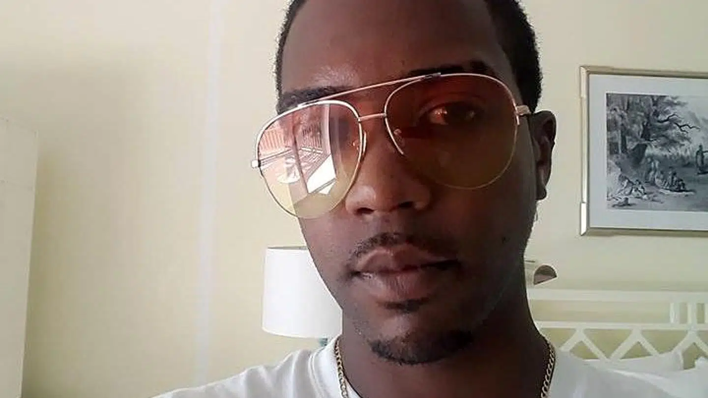 Kenny Mitchel blev dræbt af en amerikansk familiefar. Amerikaneren siger, han handlede i selvforsvar, men Mitchels venner og familie tror ham ikke.