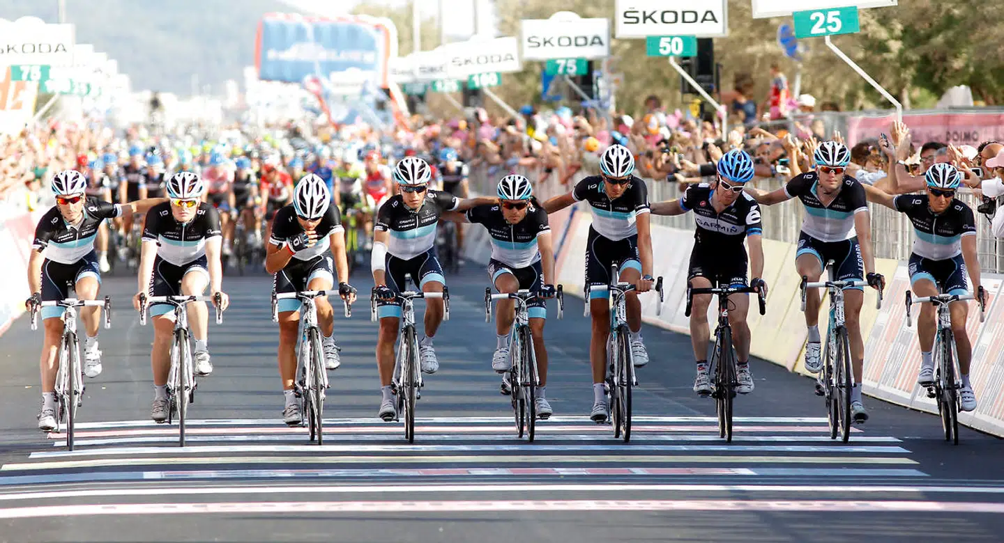 Hele Leopard-Trek-holdet krydser målstregen sammen ved fjerde etape af Giro d'Italia i 2011, efter Wouter Weylandts tragiske død.