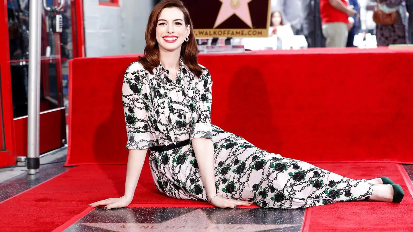 Anne Hathaway i fuld figur foran den stjerne, hun for nylig fik på Hollywood Walk of Fame i Los Angeles.