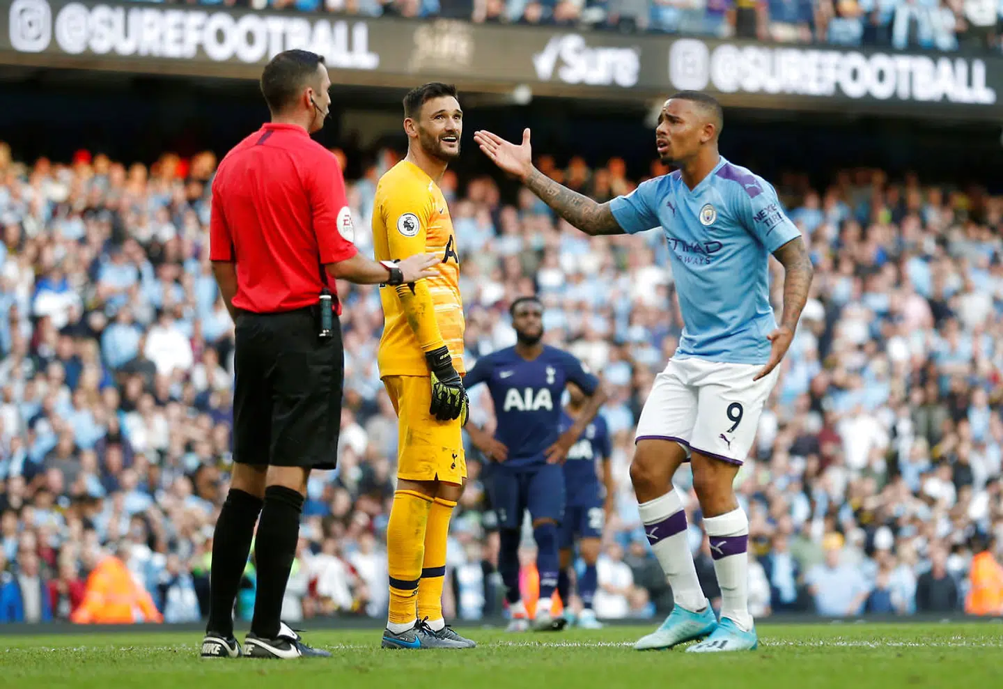 Gabriel Jesus forstår ingenting af Michael Olivers dom.
