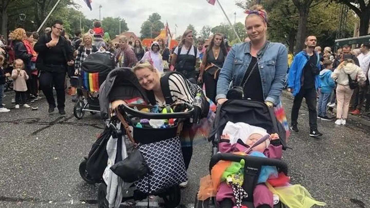 Camilla og Sanne skubbede deres barnevogne foran sig under lørdagens parade. I dem sad Alvin på 11 måneder og Sally på 10 måneder.