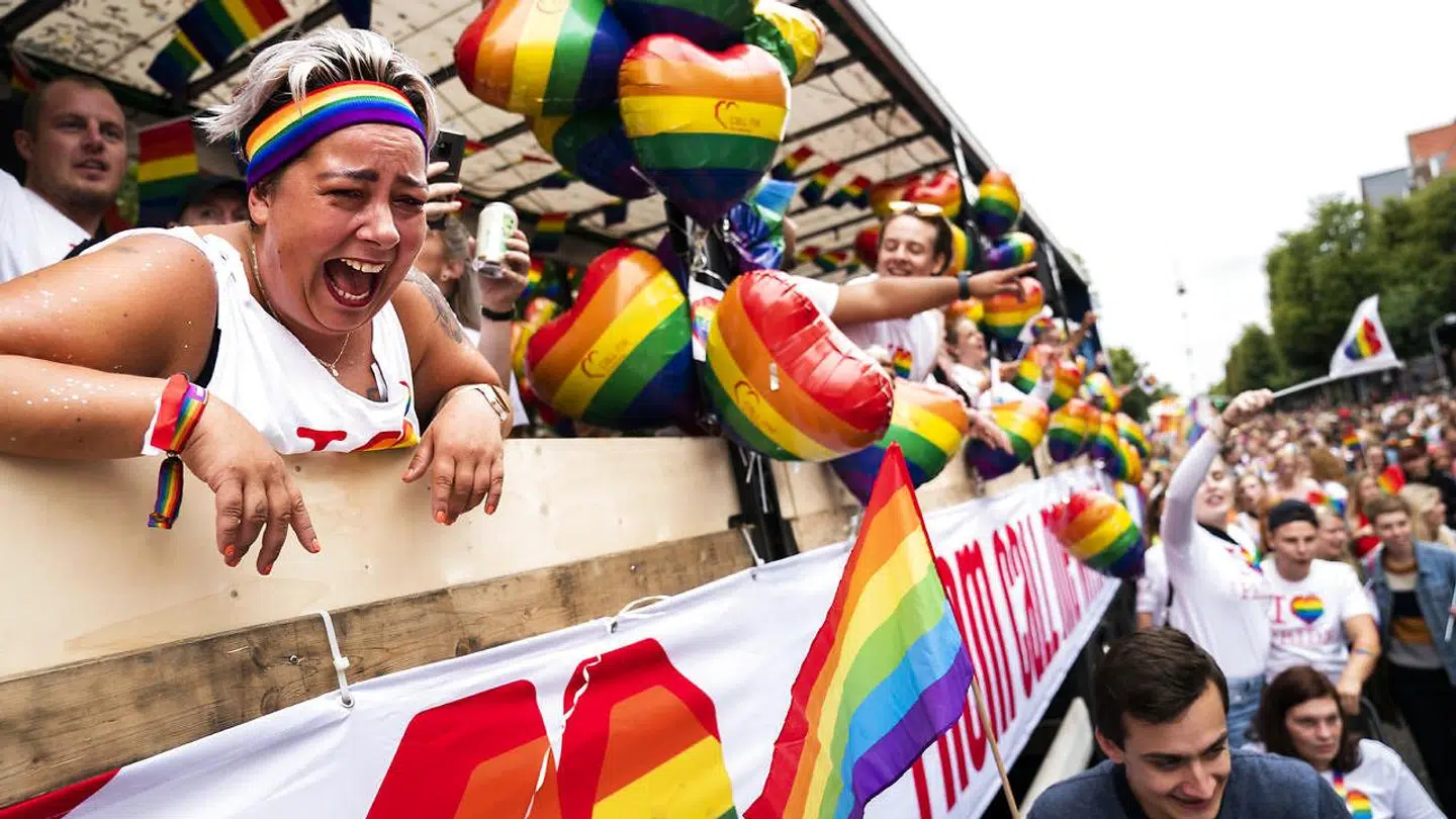 Copenhagen Pride Parade bevægede sig i en farvestrålende dans fra Frederiksberg til Københavns Rådhus lørdag eftermiddag.