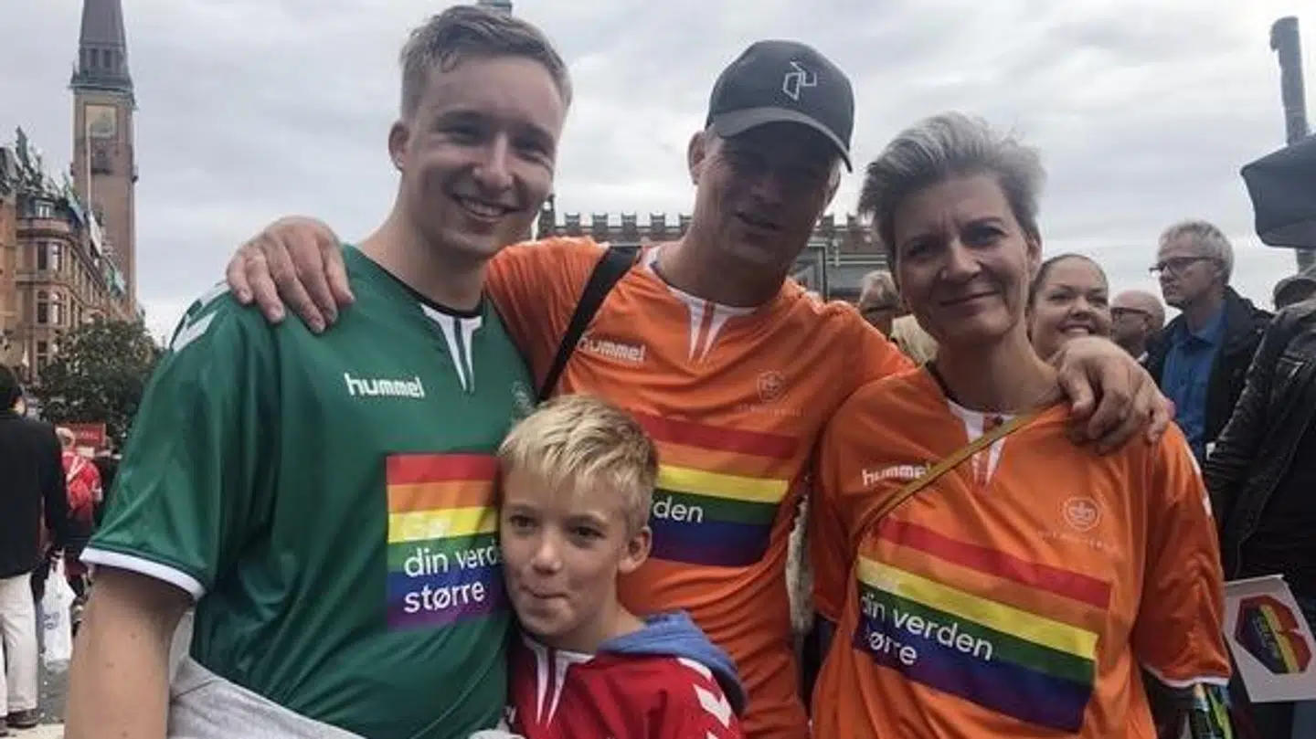 Storebror Oliver (til højre), tiårige Benjamin, far Ryan og mor Hanne deltog sammen med Det Kongelige Teater i lørdagens Pride-parade. Oliver har været med et par gange før, men det betød meget for ham at have lillebror Benjamin ved sin side i år.
