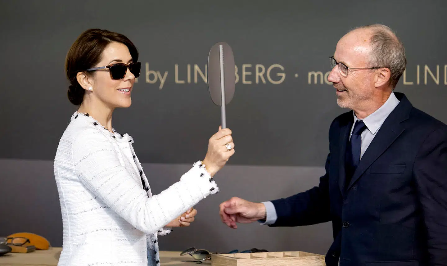 Lindberg har stor succes med deres briller. Her er det direktør Peter Linberg, der fremviser et par til kronprinsesse Mary .