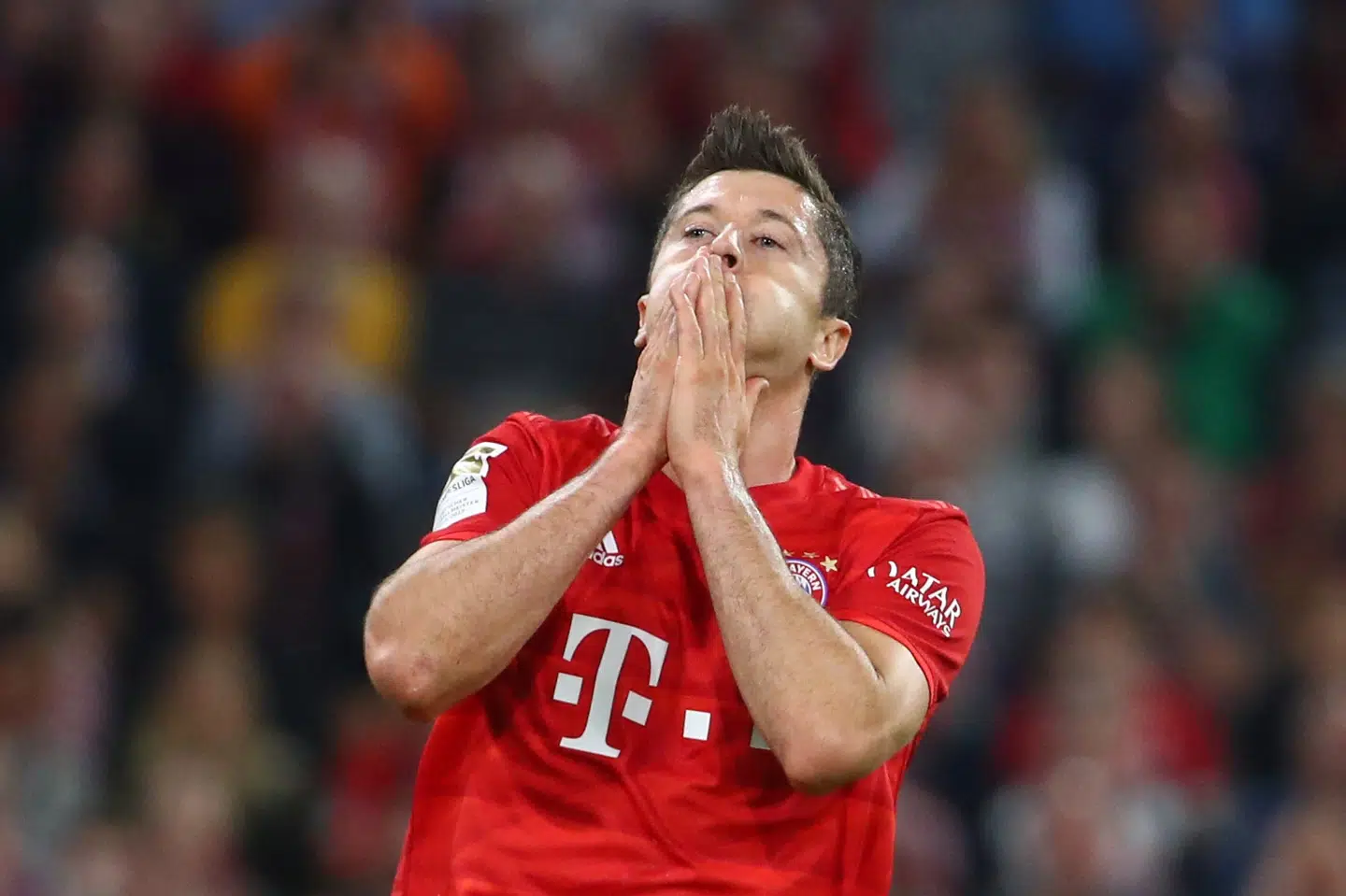 Robert Lewandowski scorede begge mål, da Bayern München fredag åbnede sæsonen i Bundesligaen med 2-2 mod Hertha Berlin. Michael Dalder/Reuters