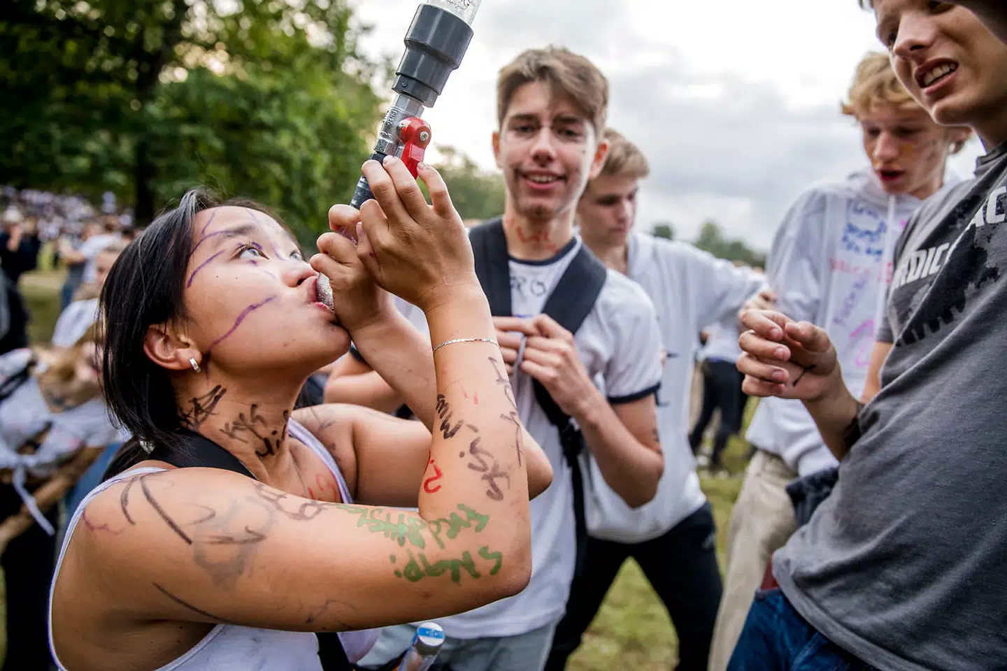 Amalie drikker et vodkashot af en øl-bong. Hun går på Hotel- og Restaurantskolen og deltager ligesom tusindvis af andre unge i årets 'puttefest' ved Klampenborg nord for København.