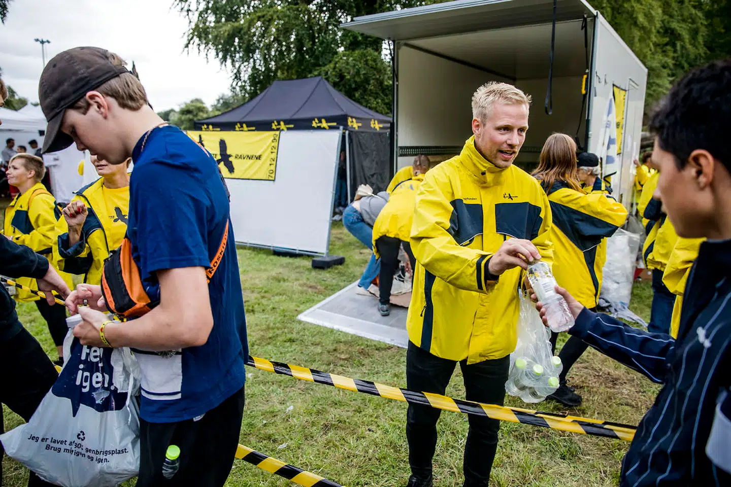Natteravne er massivt til stede ved puttefesten i Dyrehaven og uddeler vand til de mange fulde gymnasieelever.