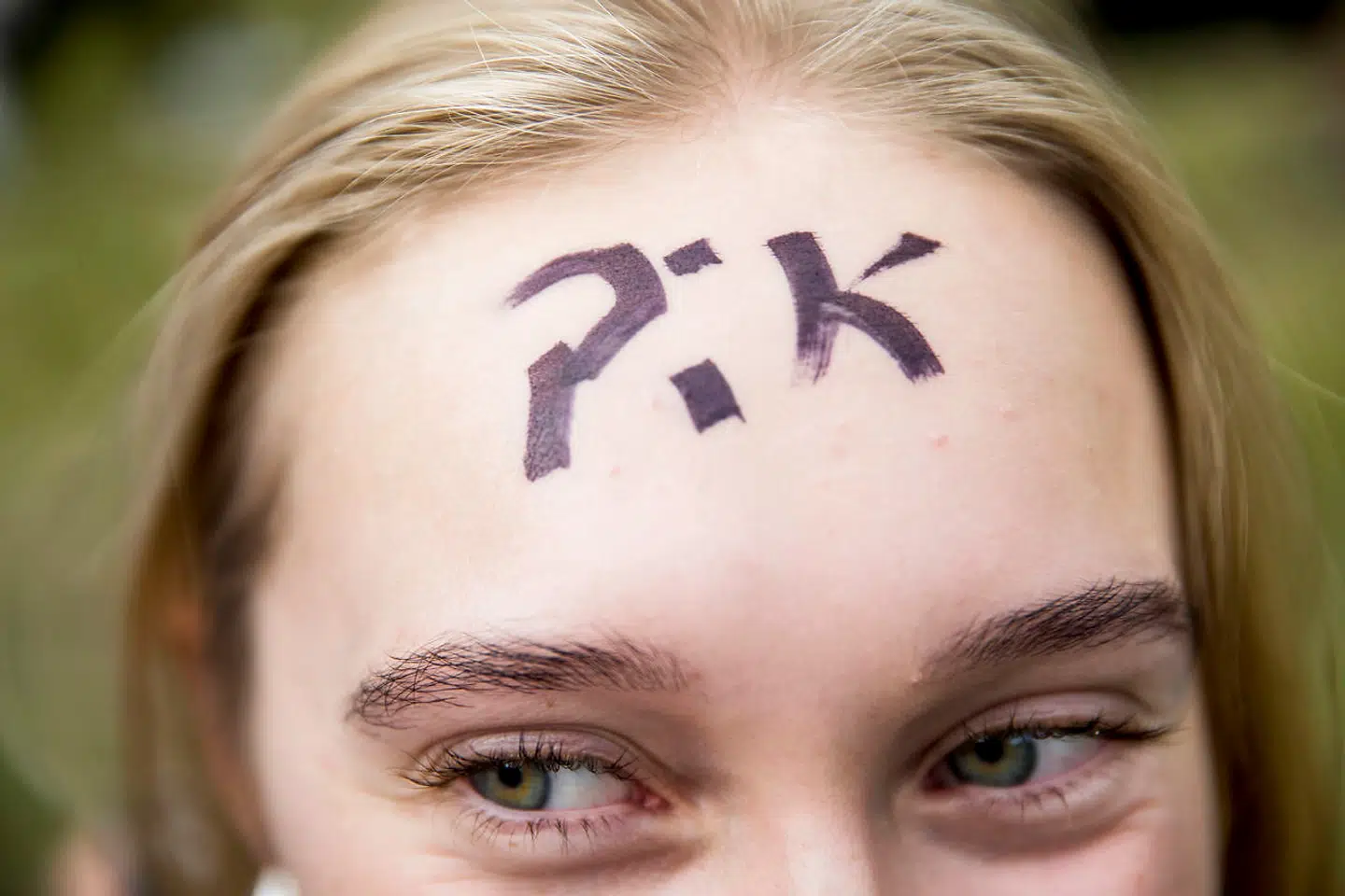 Det er en fast tradition, at de unge gymnasieelever skal tegnes i hovedet og på kroppen.