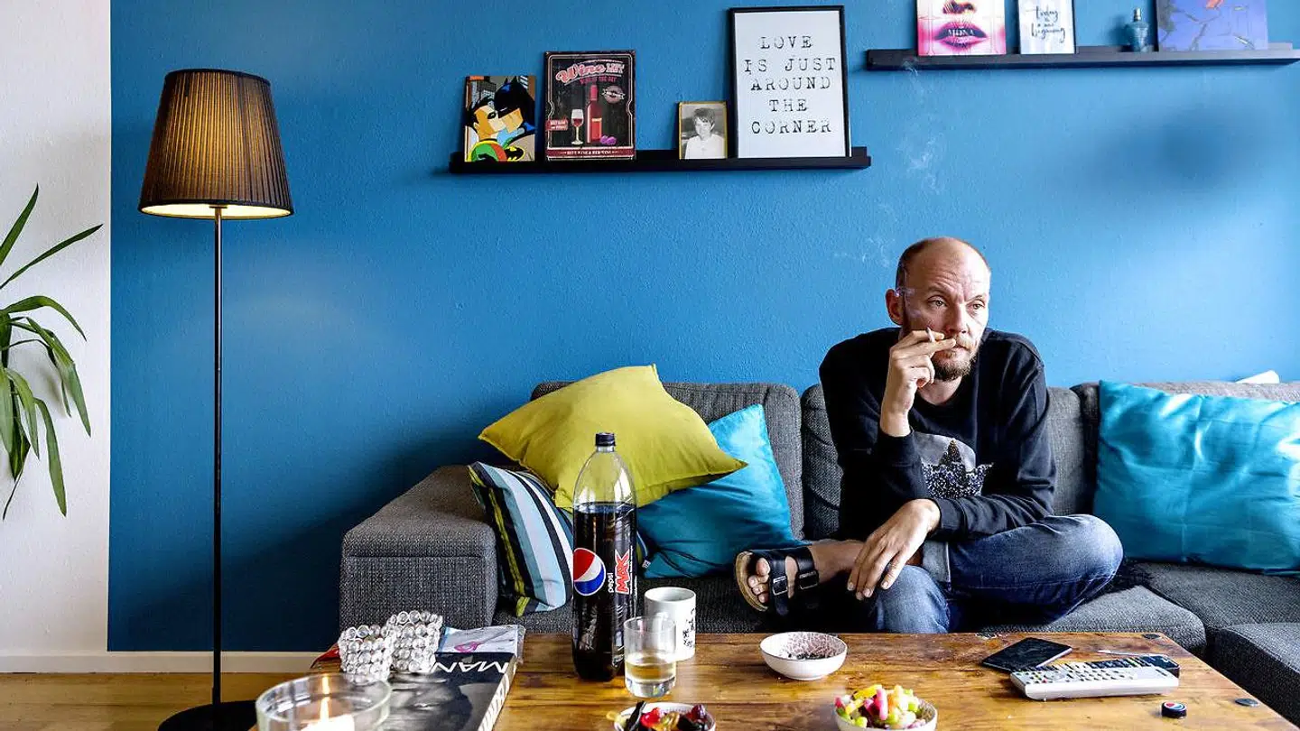 Selv om det er længe siden, overfaldet fandt sted, er Nicolaj Odgaard stadig sygemeldt, og han er ikke tryg ved at være ude offentligt, hvilket betyder, han kun nødigt og meget sjældent forlader sin lejlighed.