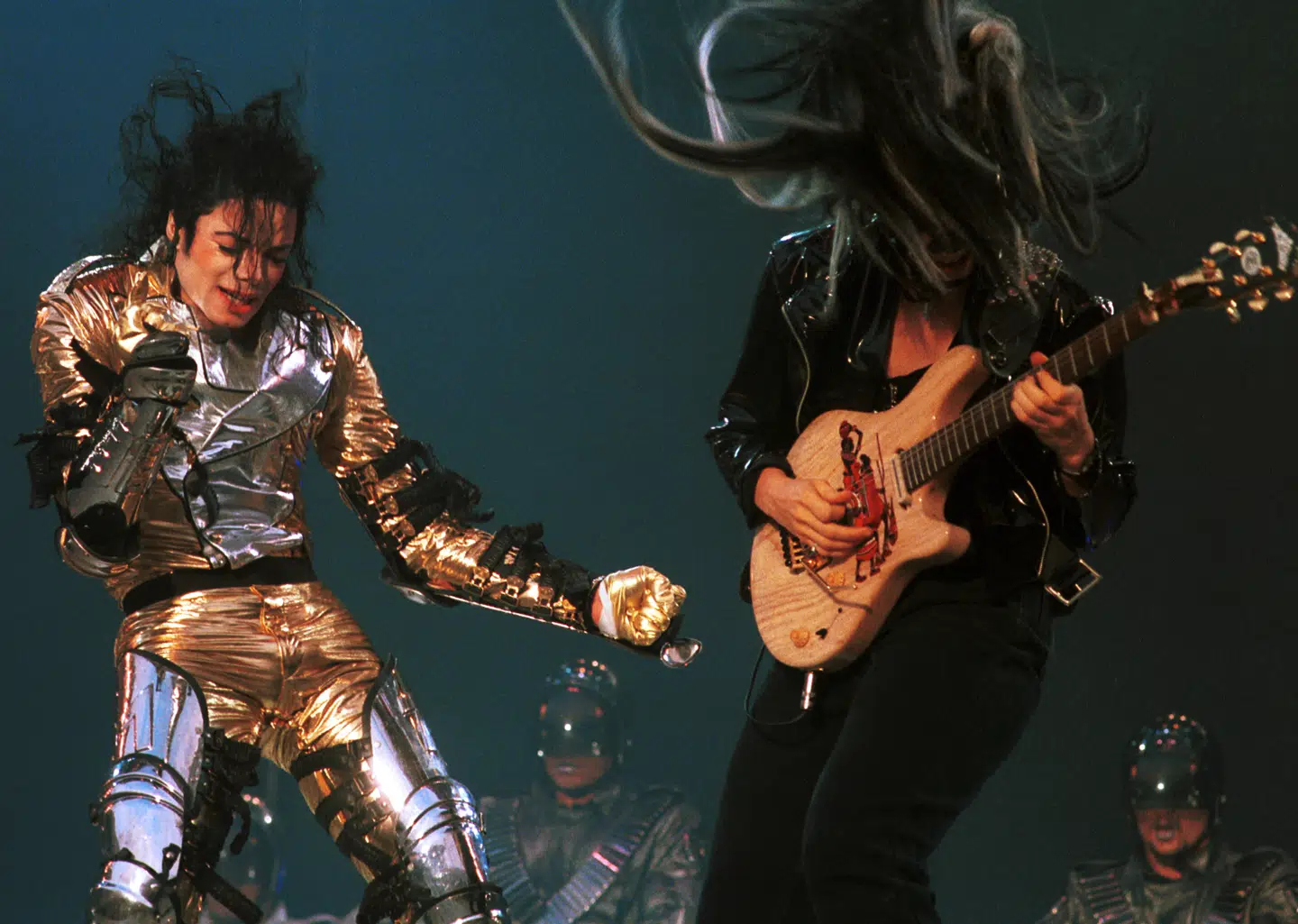 Michael Jackson troede jo til sidst, at han var større end Gud,« siger Henrik Hildebrandt i bogen, men da han mødte popstjernen, var MJ overraskende nede på jorden