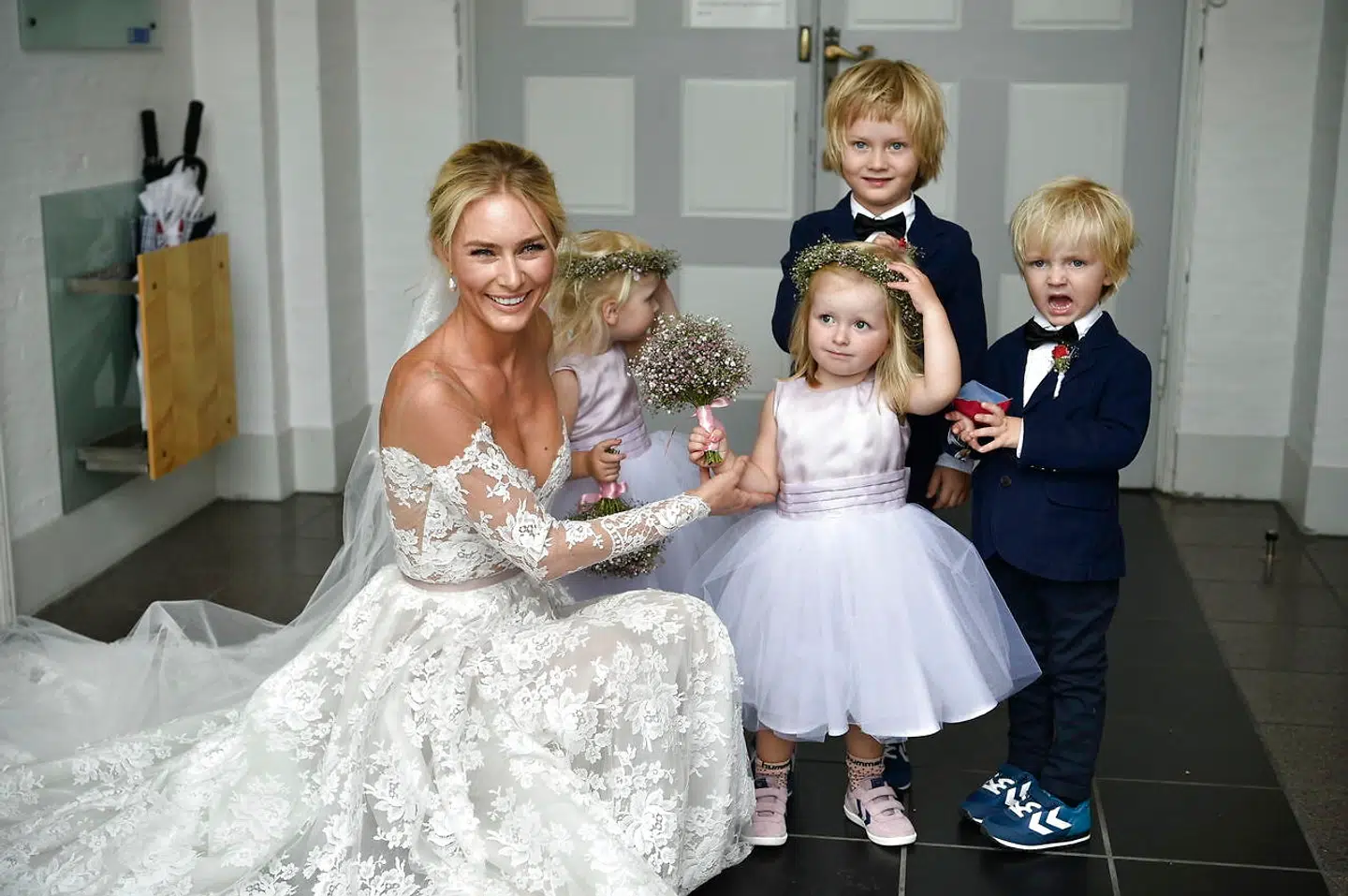 Christian Stadil og Alice Brunsø blev viet i Messiaskirken i Charlottenlund. Parrets tre små børn, Winston, Hamilton og Harper på mellem to og fem år, deltog i selve vielsen som brudepige og brudedrenge.