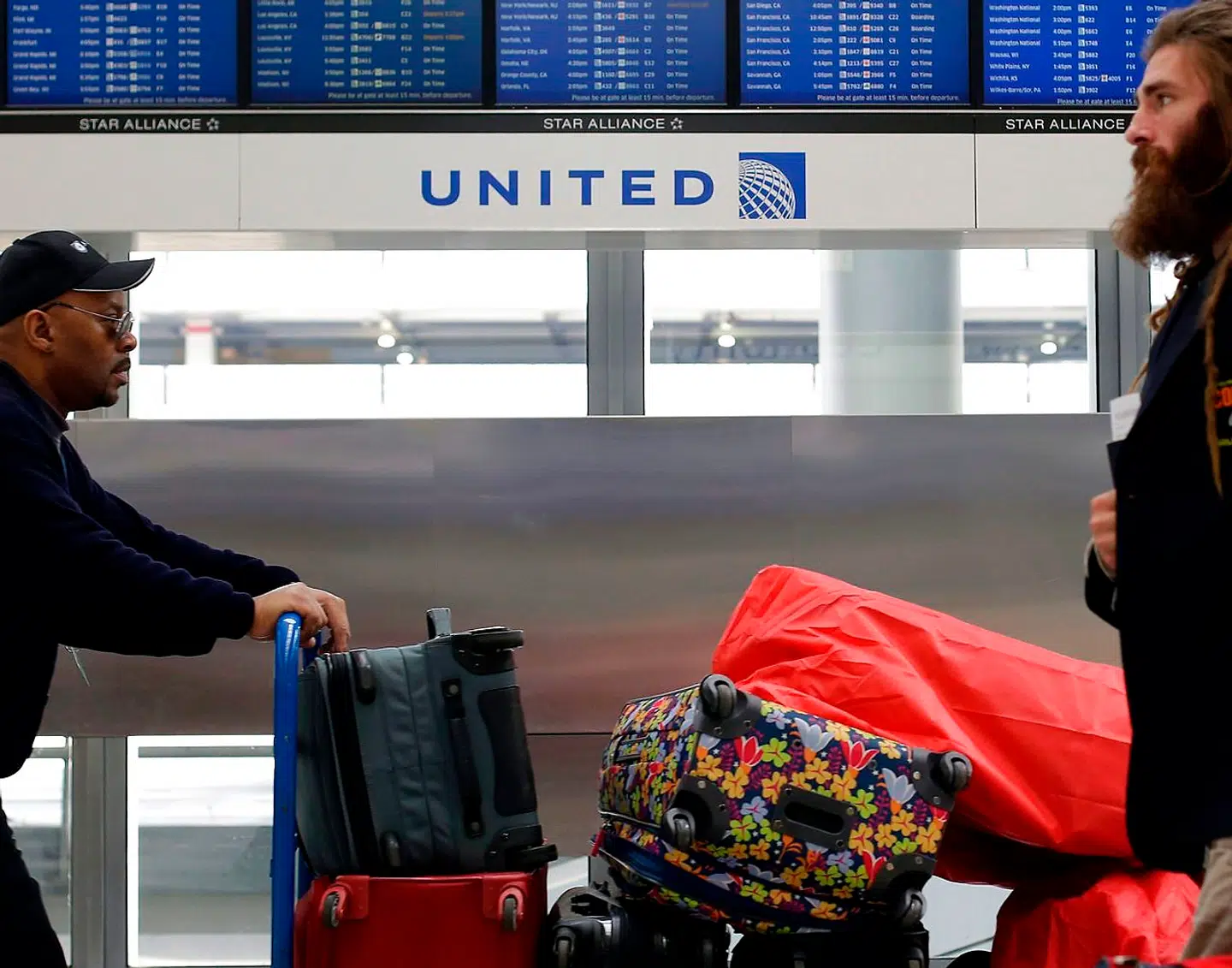 FBIs folk i San Diego og politiet i Houston så video igennem fra lufthavnene i de to byer.