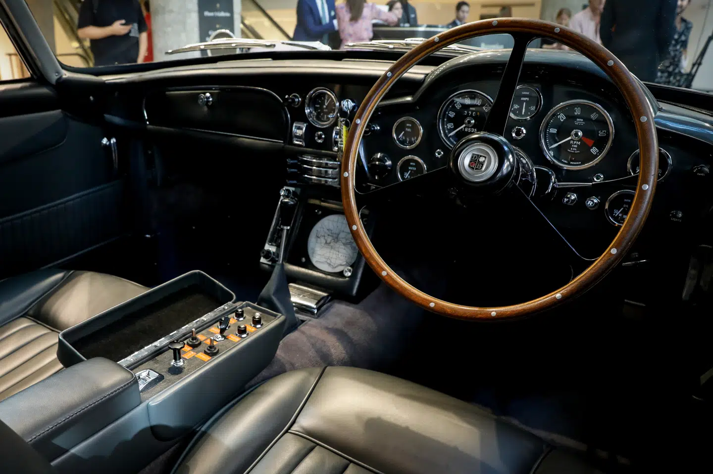 Store dele af bilens ekstraudstyr kan styres fra et lille panel inde i bilen.